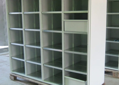 Металлические стеллажи с ячейками для товаров на предприятии