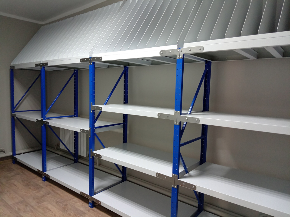 Смешанное размещение фондов музея стеллажи с разделителями гребенками