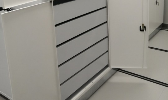Закрывающиеся шкафы для чертежей с дверями и замком