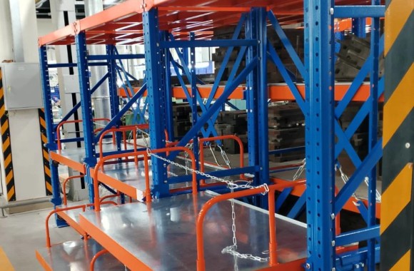 Стеллаж с выкатными платформами и ограждениями